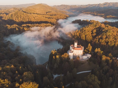 Luftaufnahme vom Schloss Trakošćan und Umgebung